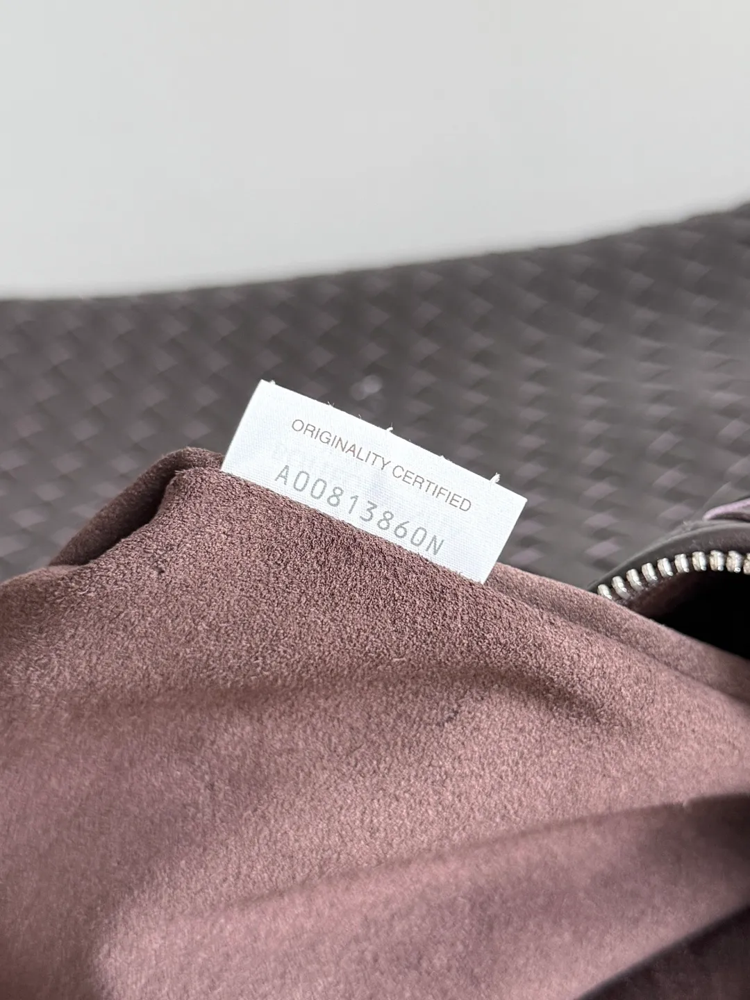 Batch 3280 BOTTEGA VENETA's new Traveler deerskin series is here! The travel season is coming soon, and I believe you must need a large-capacity and simple bag. This new Traveler is very in line with the current travel craze. The whole bag is designed with deerskin and is made of the highest quality leather. It feels tougher to the touch. The super large capacity is suitable for short trips. Traveling with friends and family does not require carrying heavy luggage. It is also very convenient for friends who often travel for work. You can carry two changes of clothes and a computer with you. It also comes with an adjustable shoulder strap to free your hands. Style number: 806976 Size: 58*46*10cm